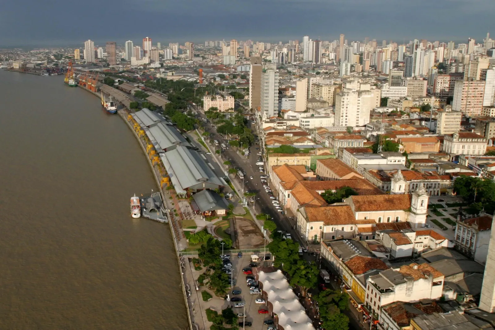 Orla de Belém e o Ver-o-Peso, às margens da baía do Guajará